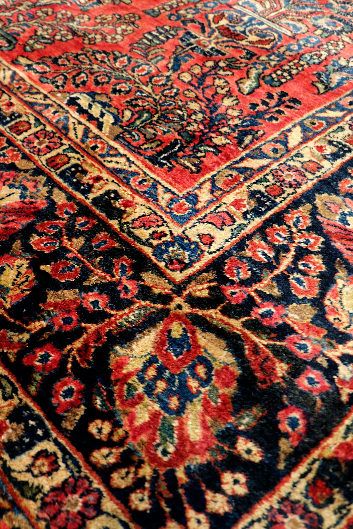 Red Antique Sarouk Collection Lamb's Wool Area Rug